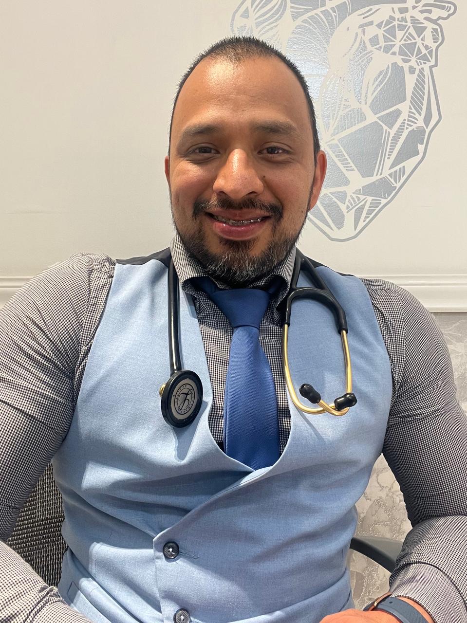 Dr. Reynaldo Pérez Delgado, cardiólogo y fundador de Clínica del Corazón, en su consultorio de Gómez Palacio
